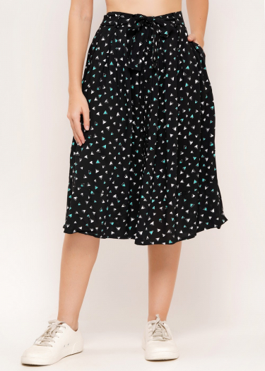 Full pleated skirt with belt